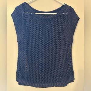 WHITE HOUSE/BLACK MARKET WOMAN’S NAVY KNIT SUMMER TOP. Size M